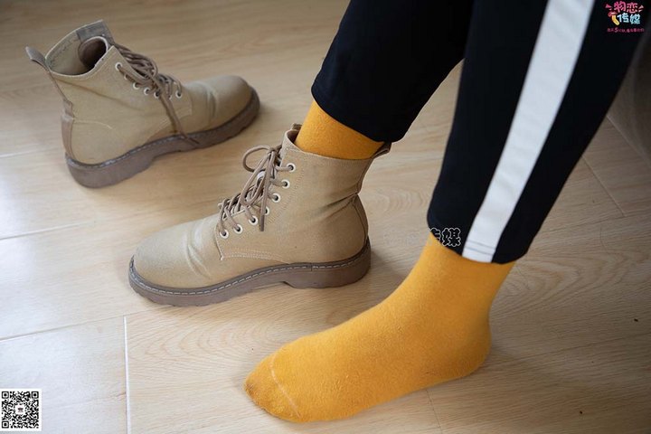 物恋传媒 VOL.083 思薇-暖黄色棉袜与马丁靴[142P+1V／910MB]预览图
